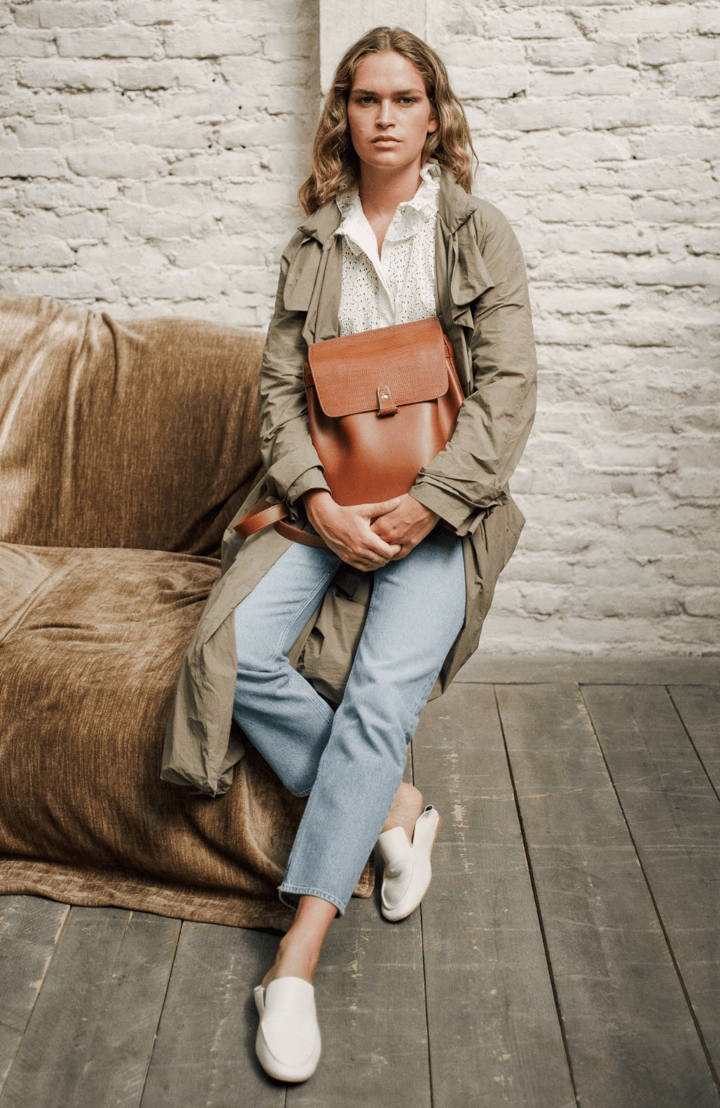 lifestyle-portrait-2-embosse-lezard-camel