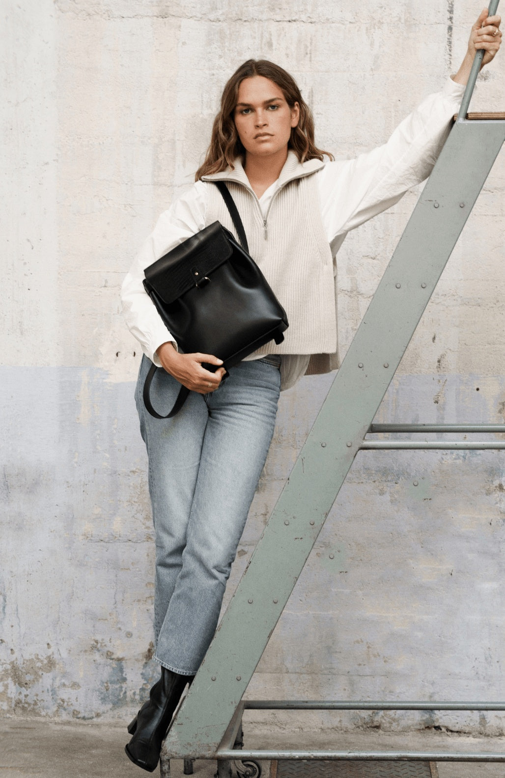 lifestyle-portrait-1-embosse-lezard-noir