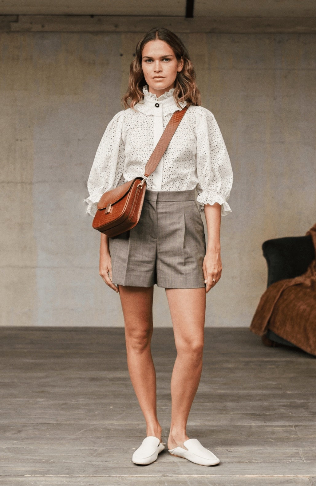 lifestyle-portrait-1-embosse-lezard-camel