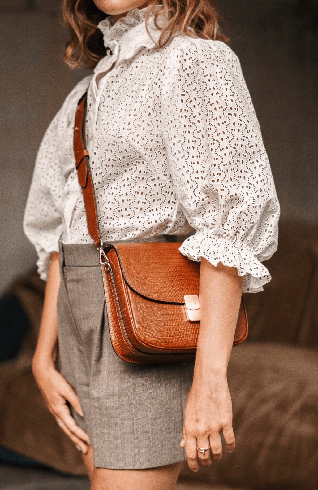 lifestyle-portrait-2-embosse-lezard-camel