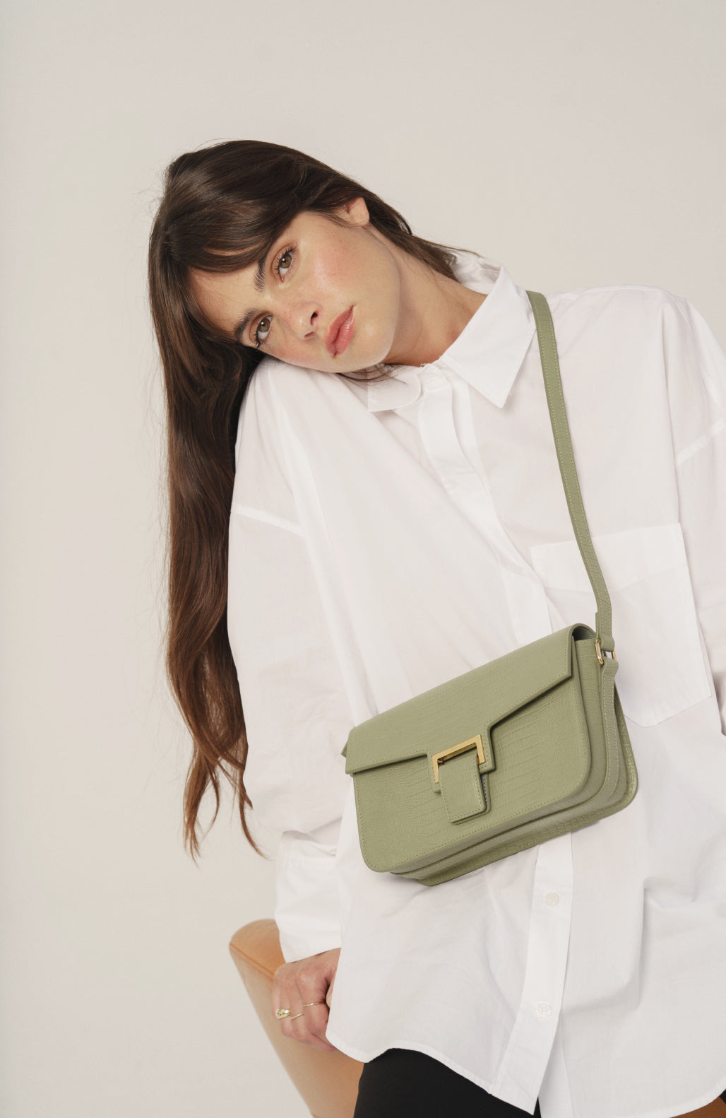 lifestyle-portrait-2-embossé-lezard-vert-amande