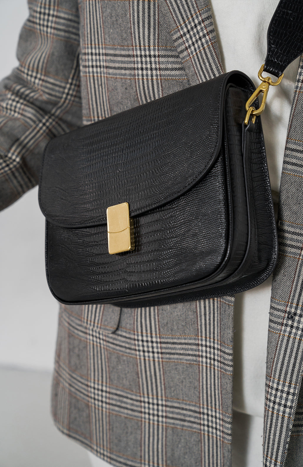 lifestyle-portrait-2-embosse-lezard-noir