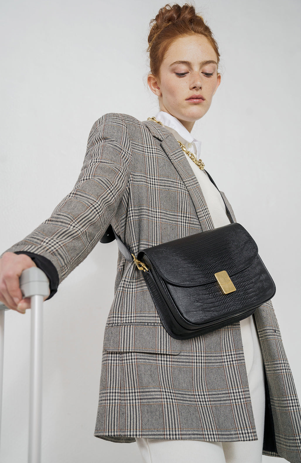 lifestyle-portrait-1-embosse-lezard-noir