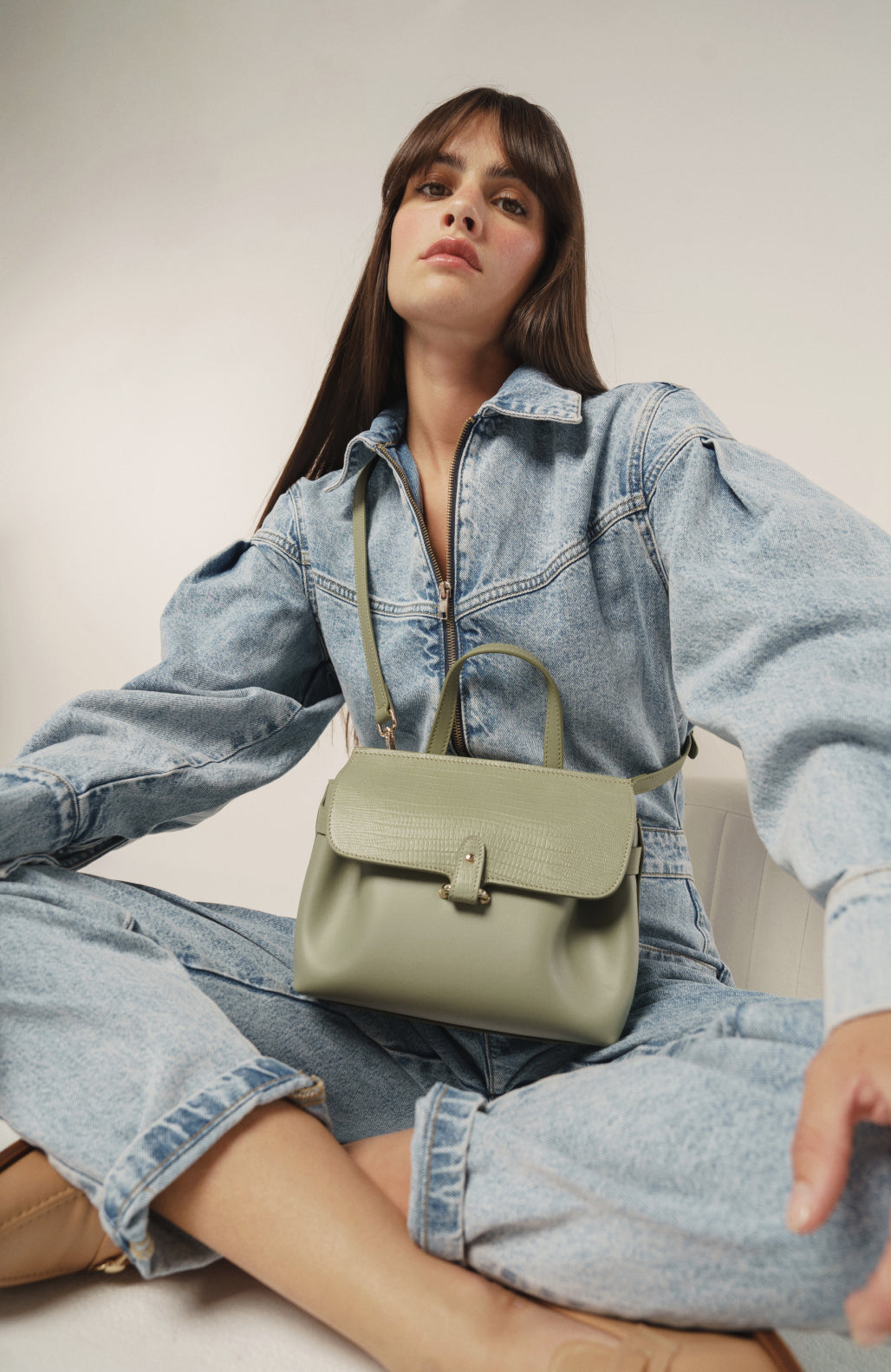 lifestyle-portrait-1-embosse-lezard-vert-amande