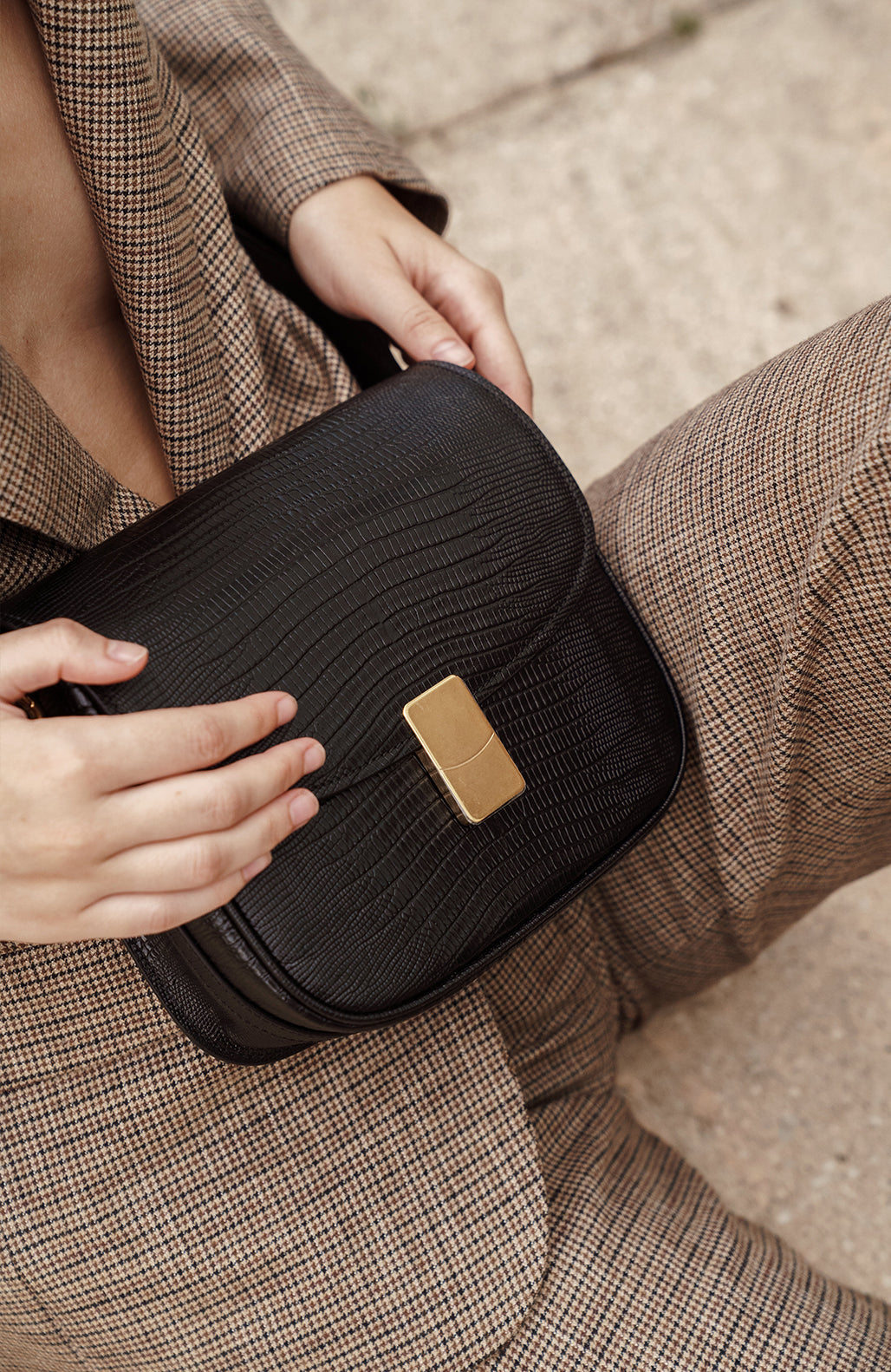 lifestyle-portrait-1-embosse-lezard-noir