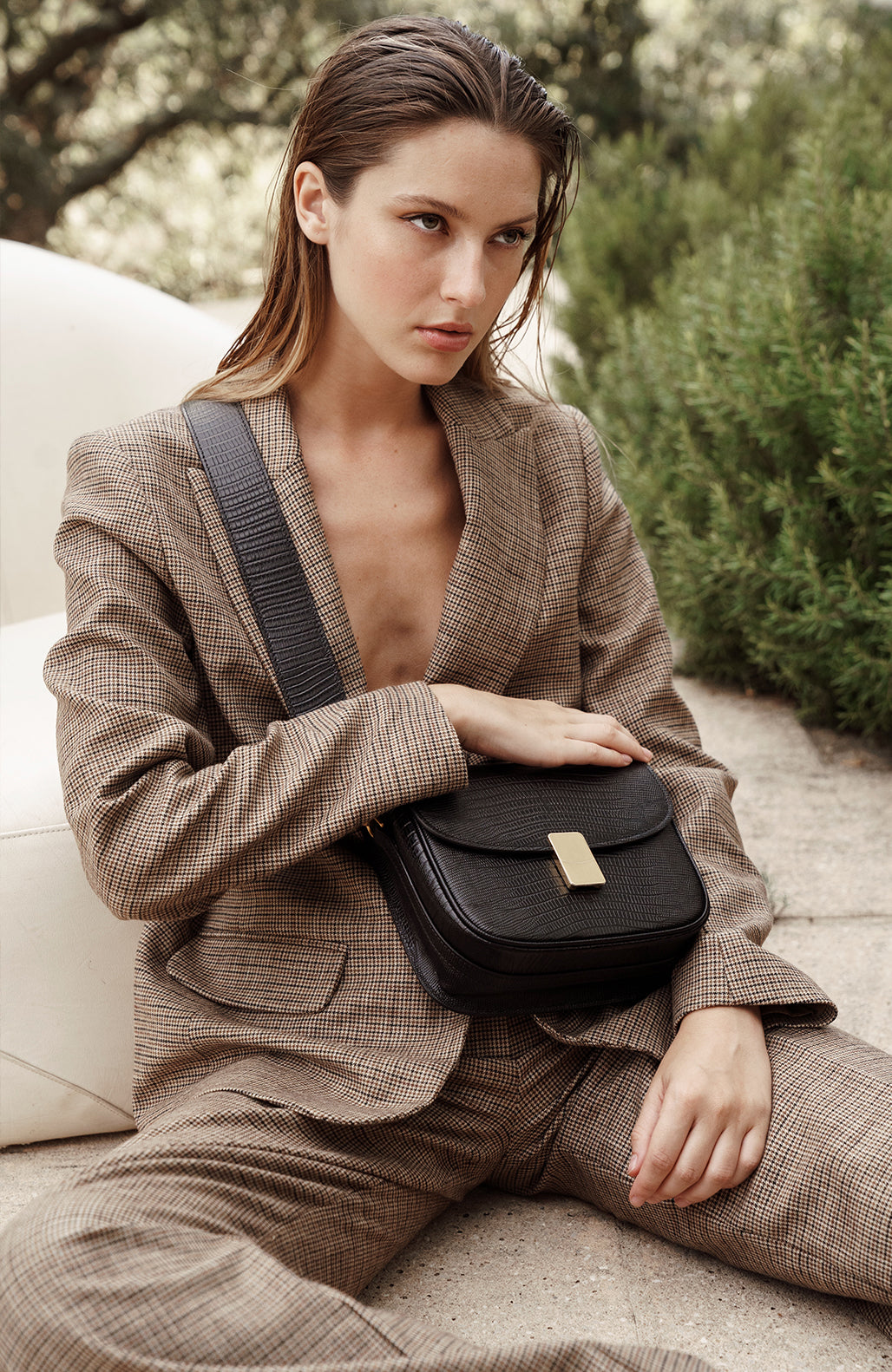 lifestyle-portrait-1-embosse-lezard-noir