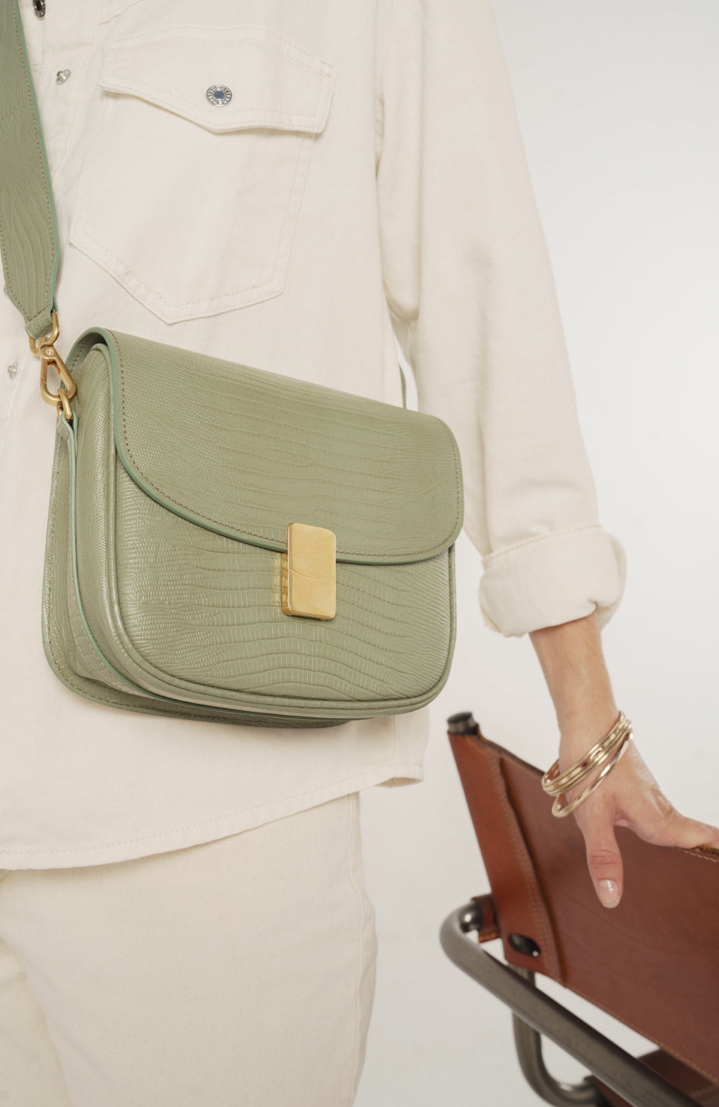 lifestyle-portrait-2-embosse-lezard-vert-amande