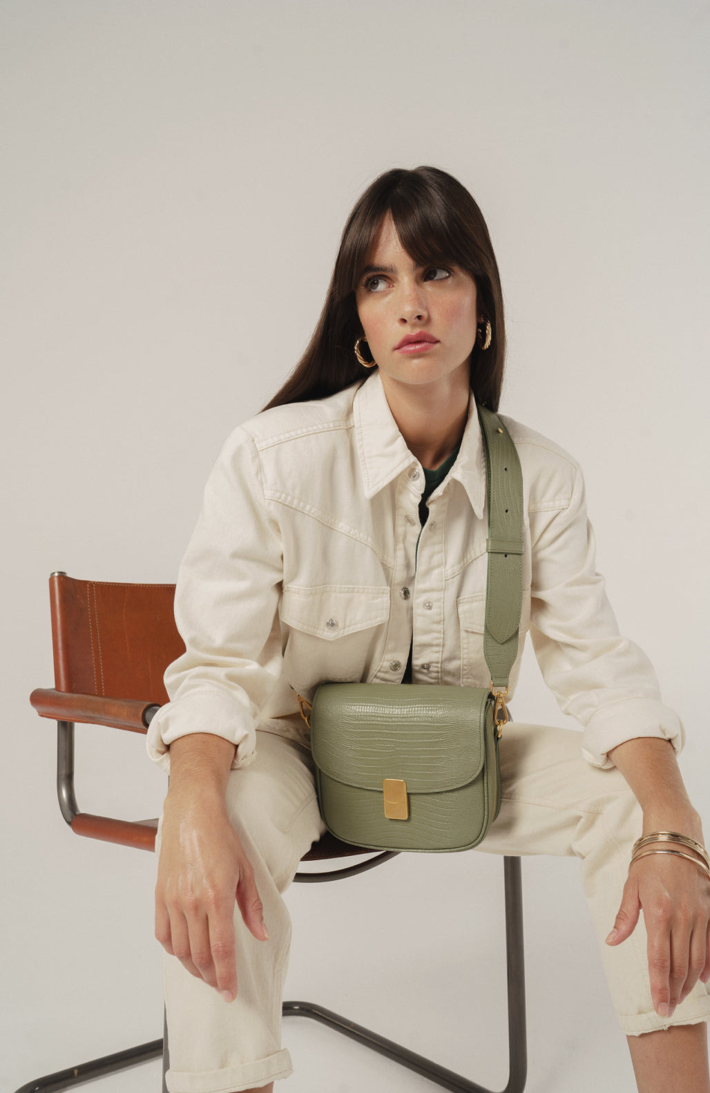 lifestyle-portrait-1-embosse-lezard-vert-amande