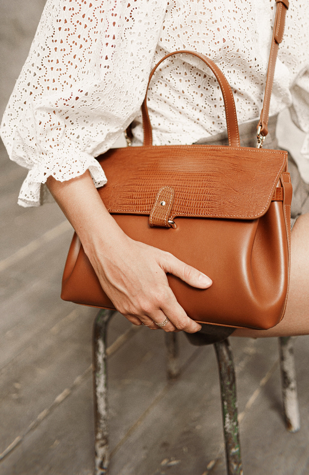 lifestyle-portrait-1-embosse-lezard-camel