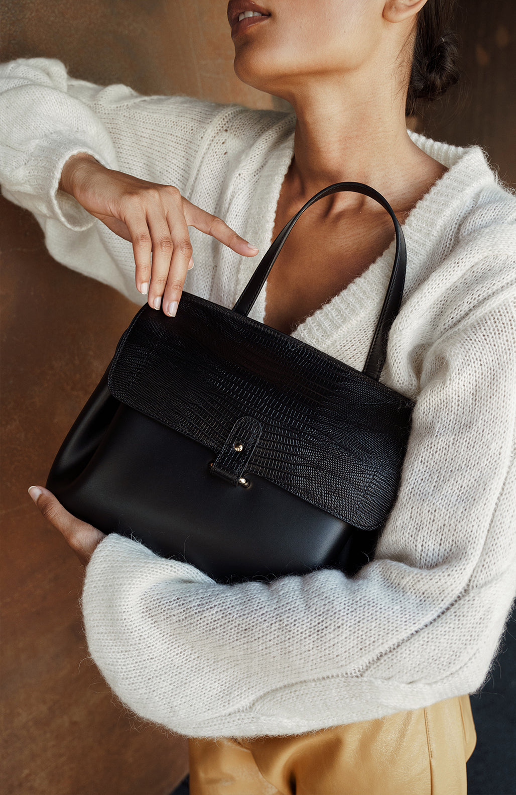 lifestyle-portrait-1-embosse-lezard-noir